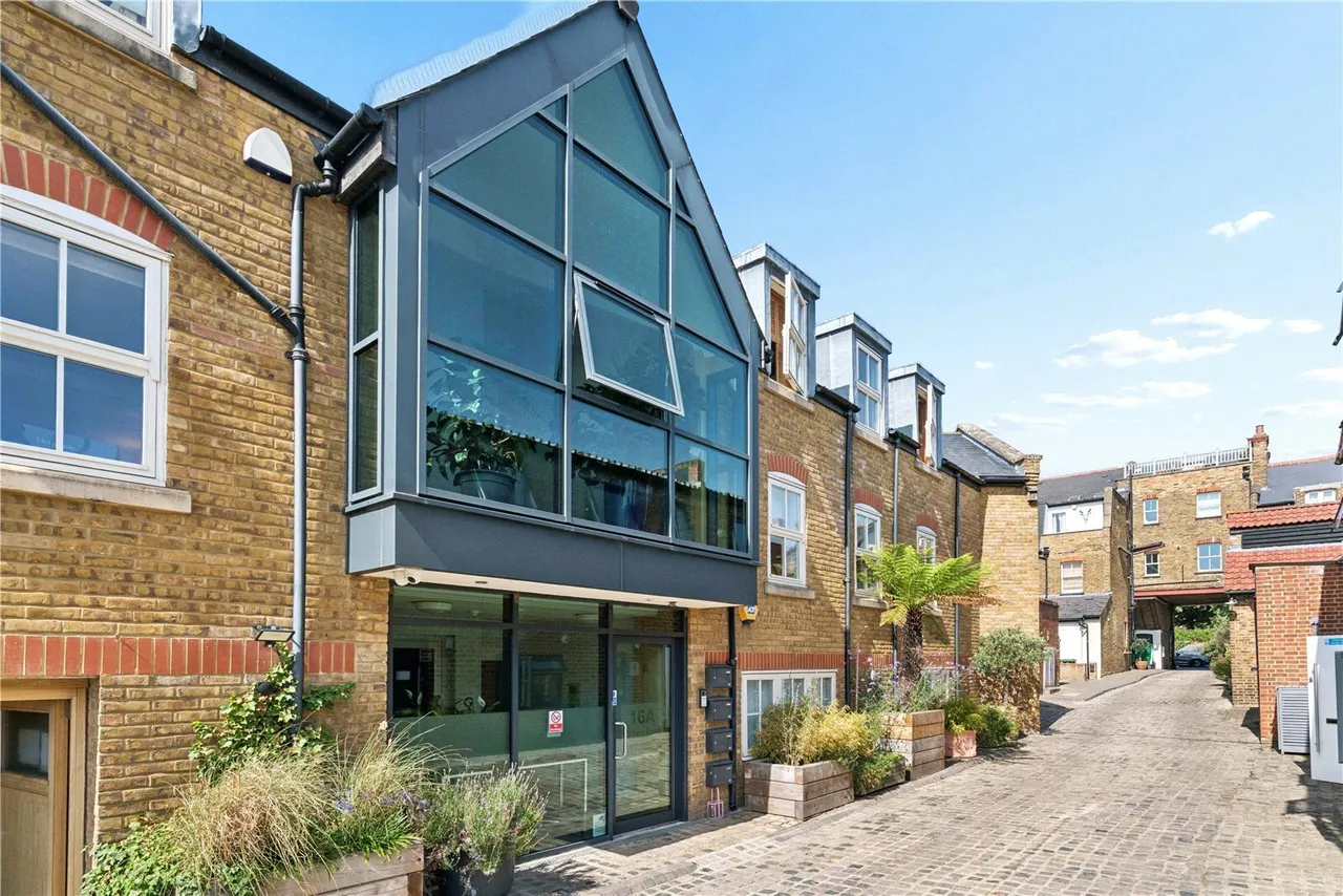 2 bed flat to rent, Crown Road, St Margarets, TW1