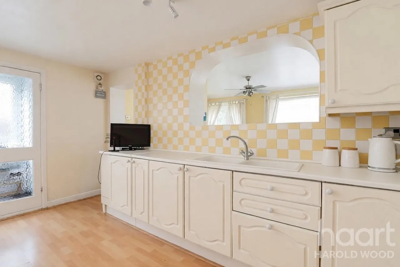 Wickford Drive, Harold Hill, RM3, photo 8