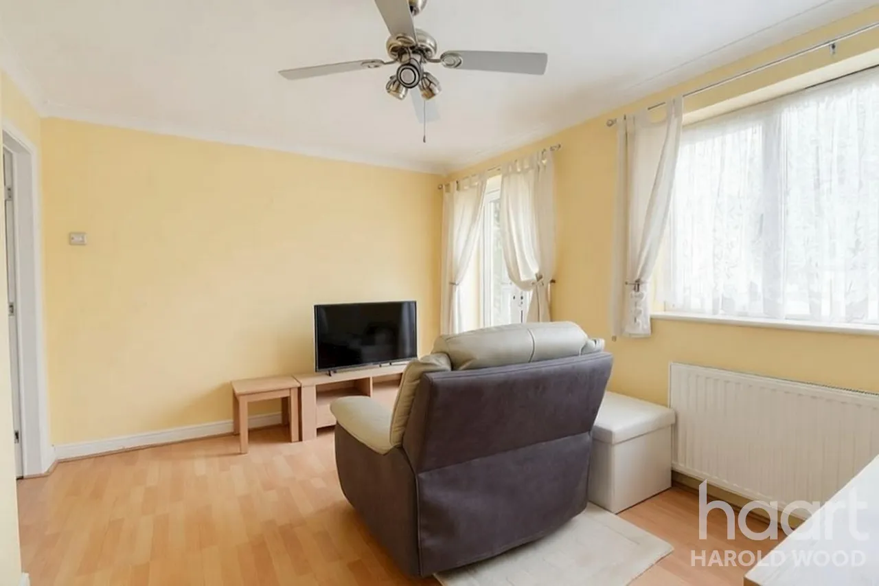 Wickford Drive, Harold Hill, RM3, photo 9