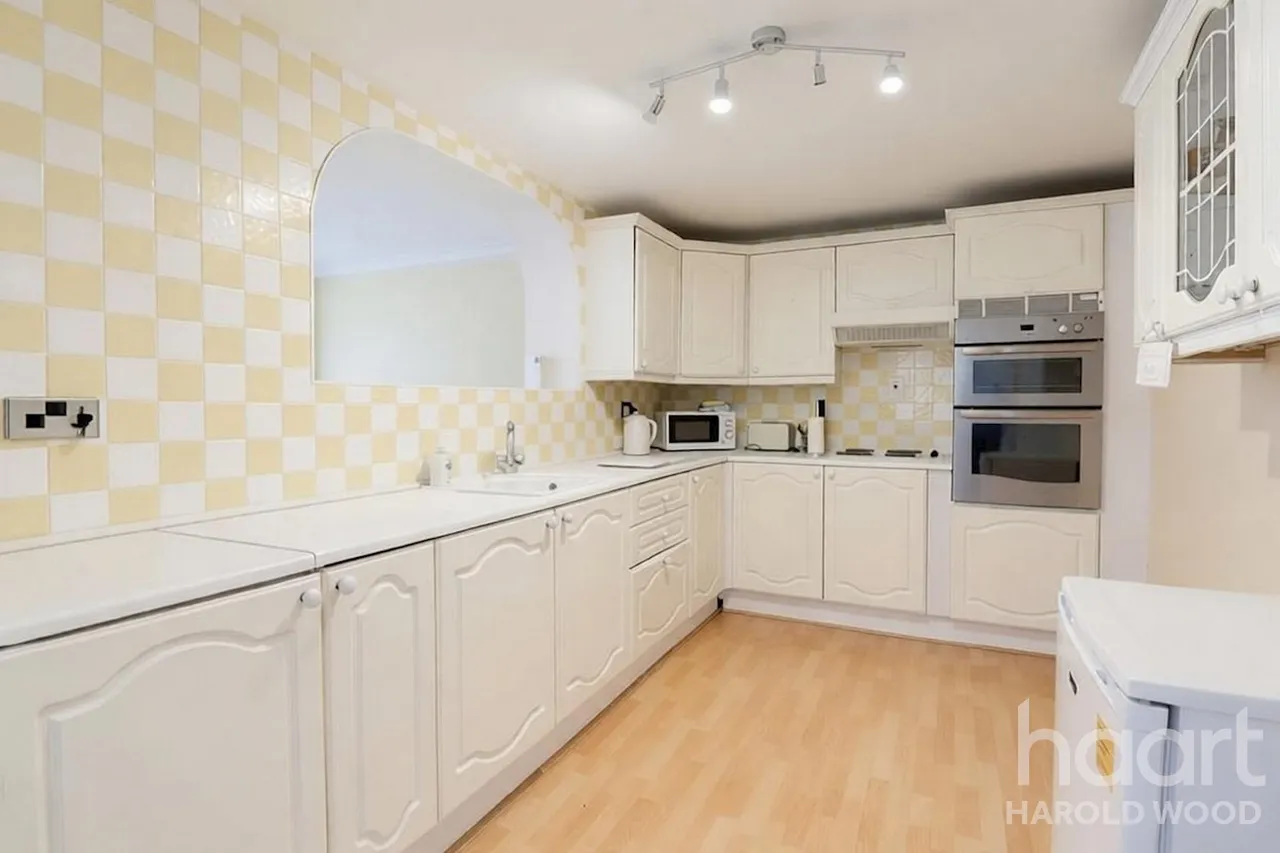 Wickford Drive, Harold Hill, RM3, photo 6