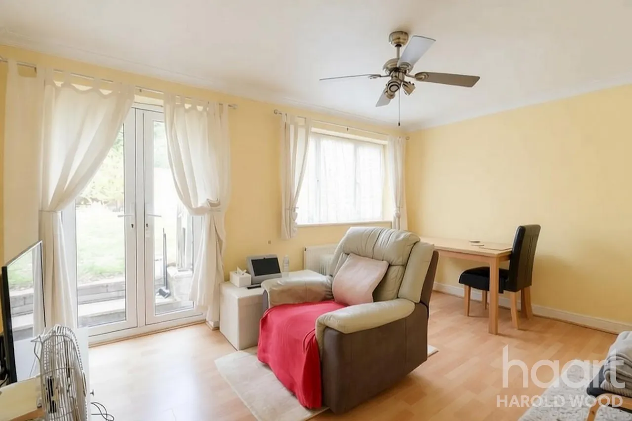 Wickford Drive, Harold Hill, RM3, photo 10