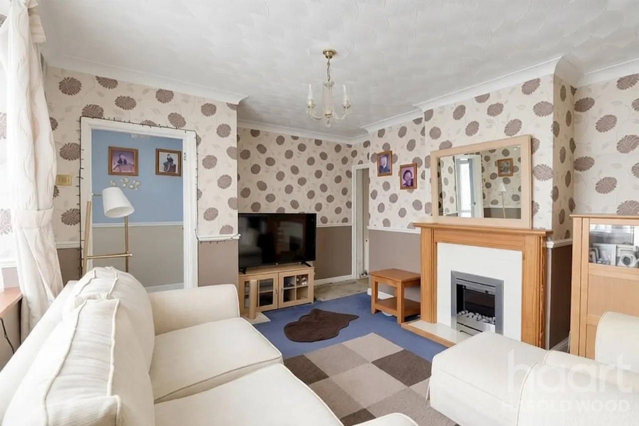 Wickford Drive, Harold Hill, RM3, photo 4