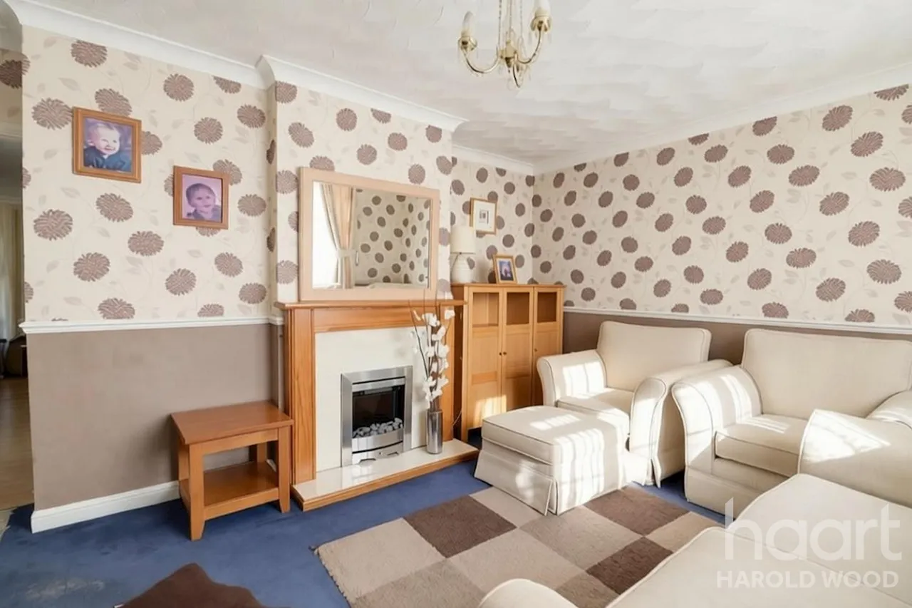 Wickford Drive, Harold Hill, RM3, photo 2