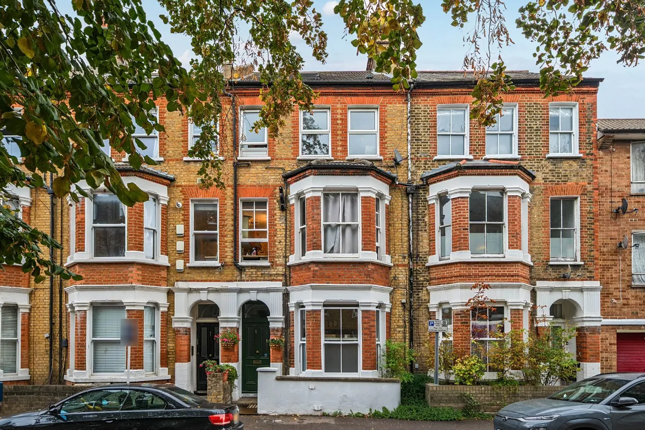 2 bed flat for sale, Rita Road, Oval, SW8