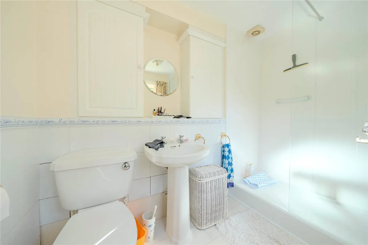 Harrogate Road, Leeds, LS17, photo 6