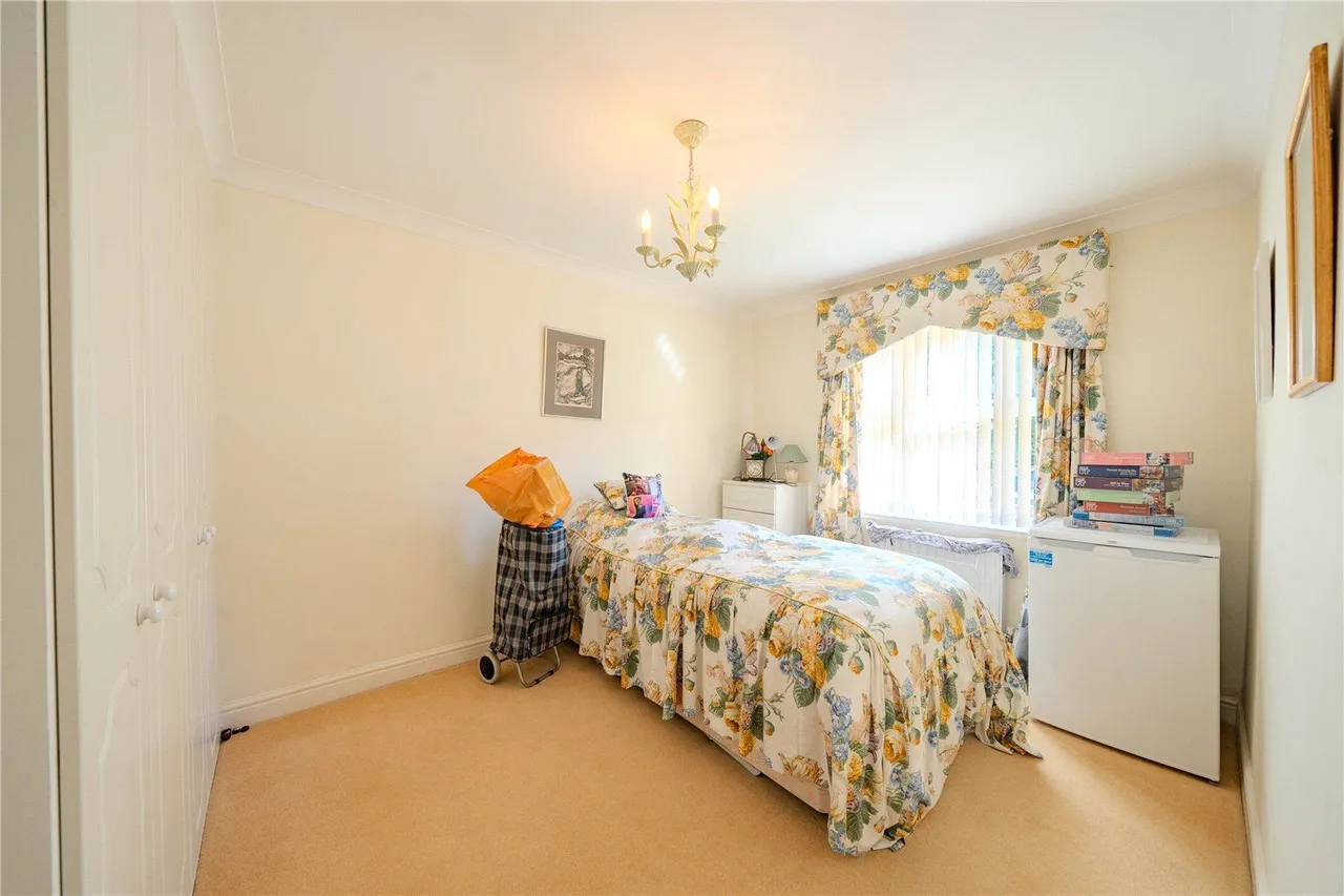 Harrogate Road, Leeds, LS17, photo 5