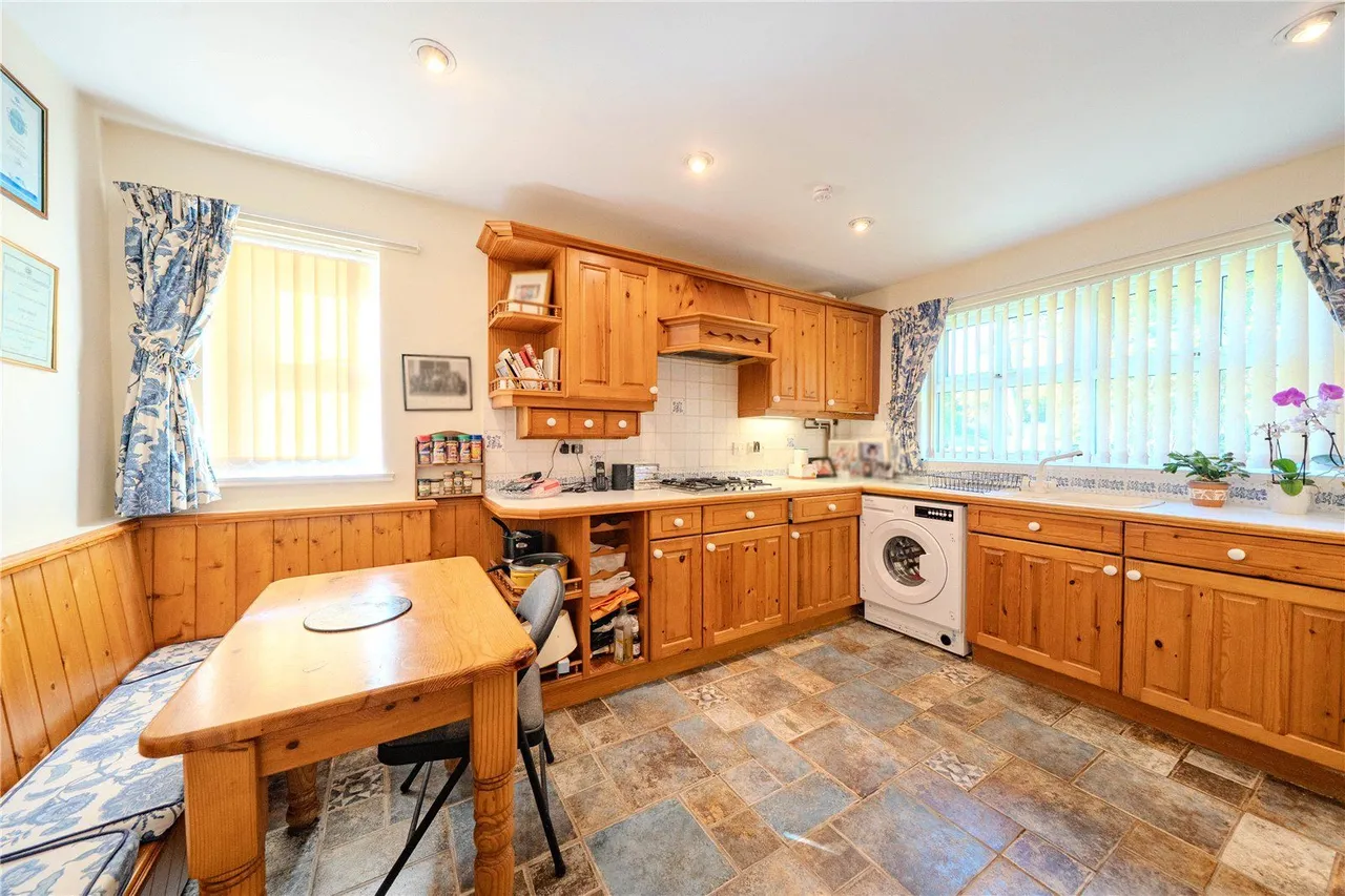 Harrogate Road, Leeds, LS17, photo 3
