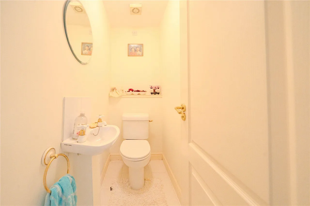 Harrogate Road, Leeds, LS17, photo 10