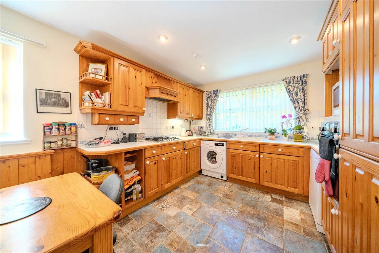 Harrogate Road, Leeds, LS17, photo 12
