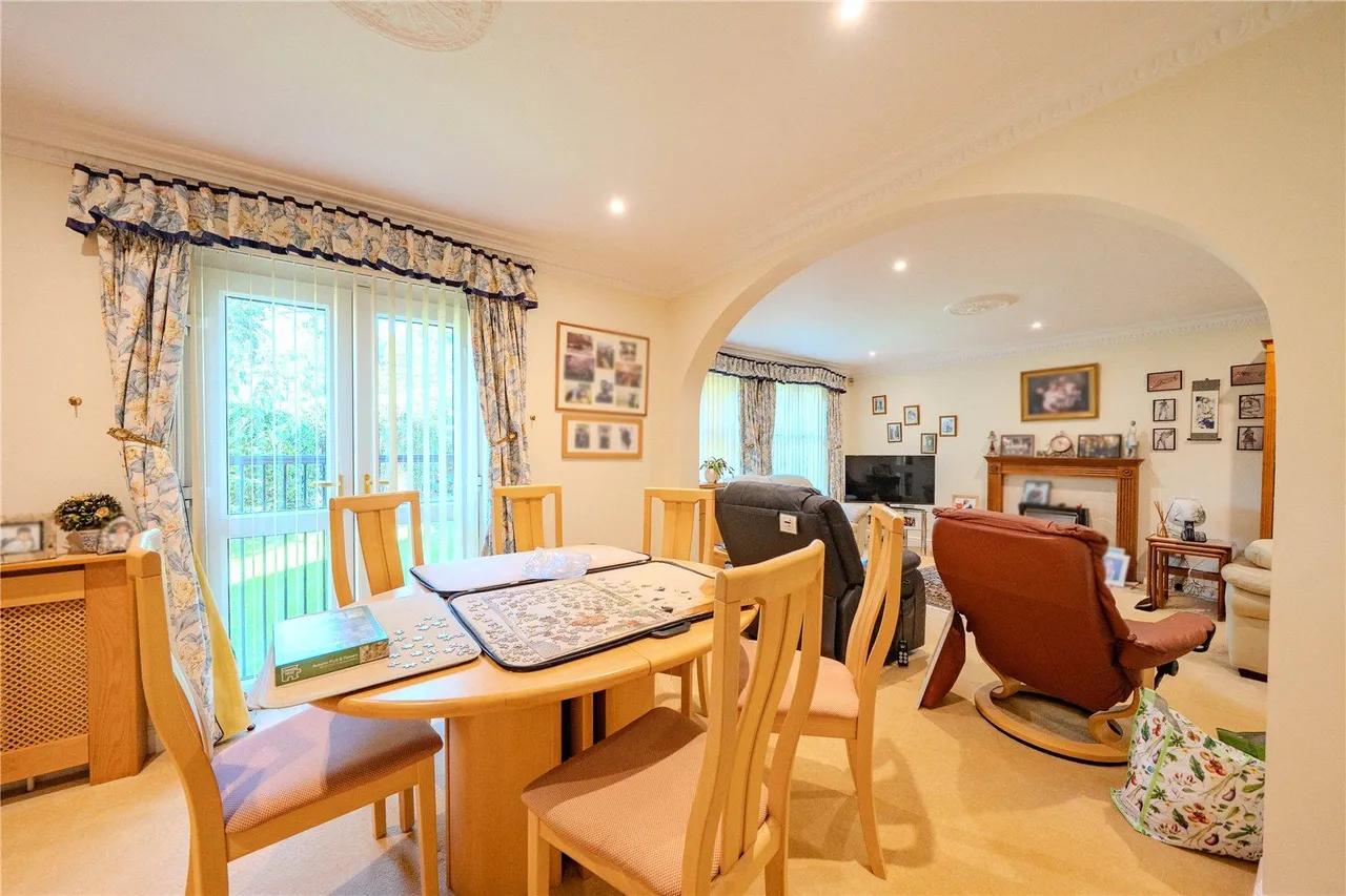 Harrogate Road, Leeds, LS17, photo 4