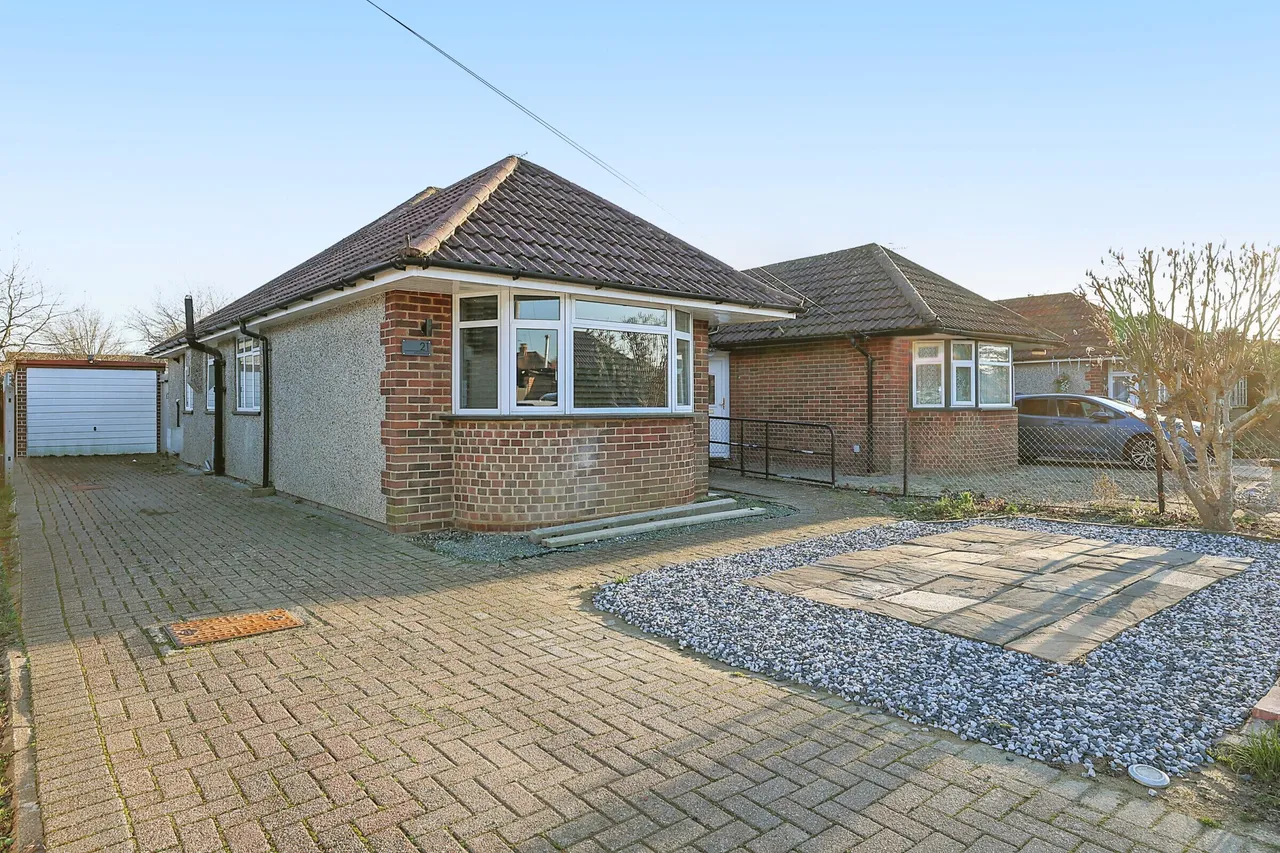 2 bed property for sale, Smallmead, Horley, RH6