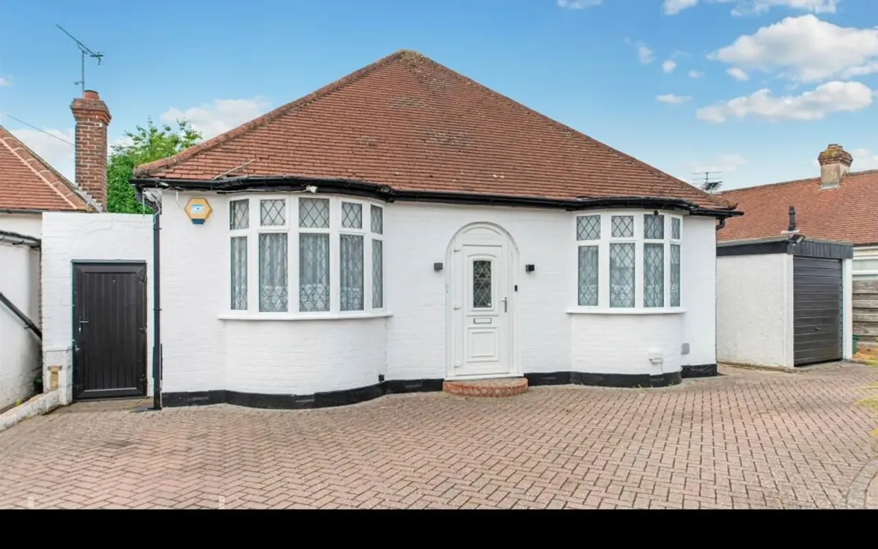2 bed property for sale — Pams Way, Epsom, KT19
