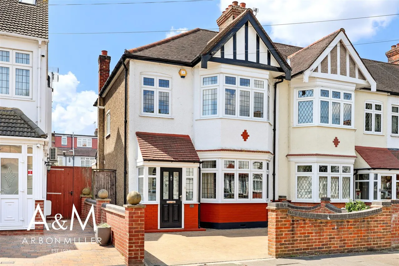 3 bed property for sale — Hatley Avenue, Barkingside, Essex, Ilford, IG61EJ