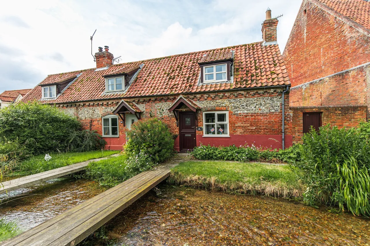 2 bed house for sale, Characterful Victorian Cottage in Sou