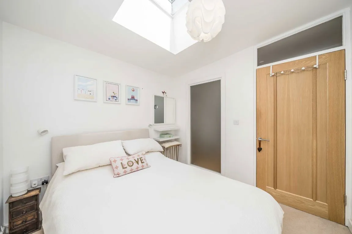 Chertsey Road, TW1, photo 5