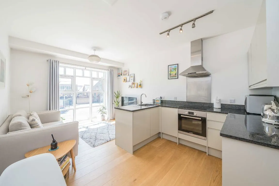 Chertsey Road, TW1, photo 2