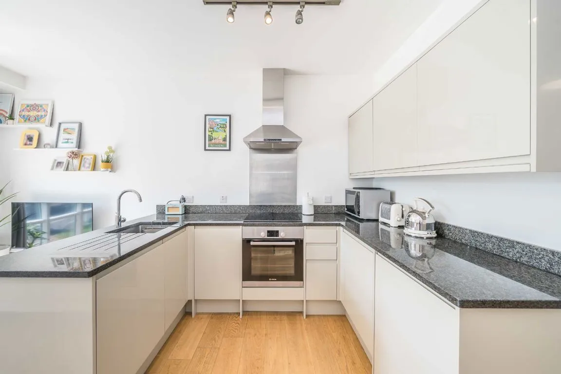 Chertsey Road, TW1, photo 4