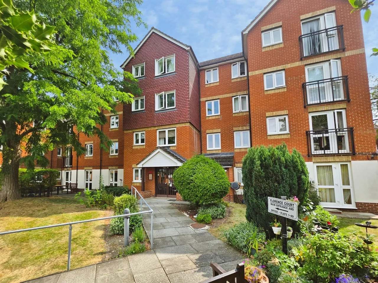 2 bed flat for sale — Willow Road, Aylesbury