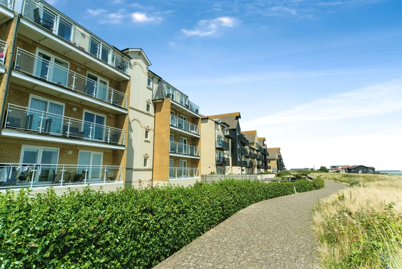 2 bed flat for sale — San Diego Way, Eastbourne