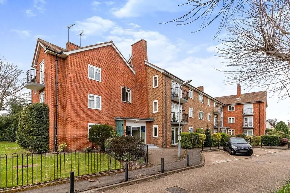 3 bed flat to rent — Meadowbank, 5 Berrylands Road, Surbiton, KT5