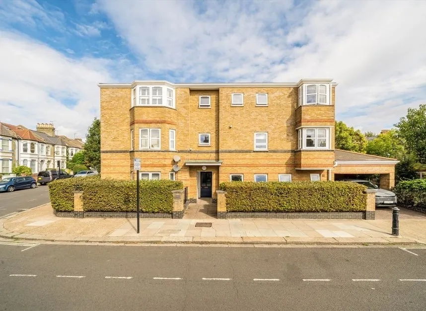 2 bed flat to rent — Batson Street, Shepherds Bush, W12