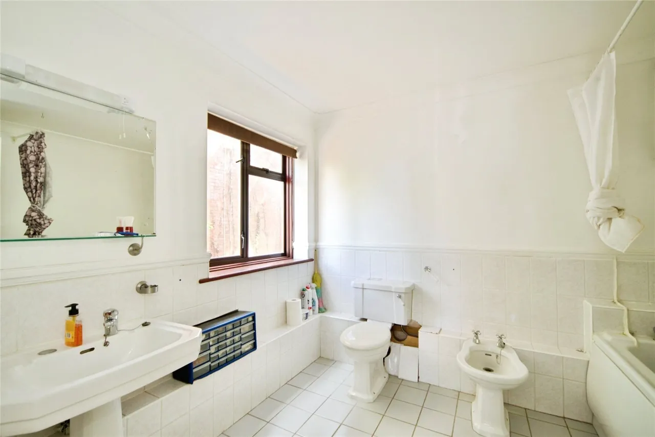 Holden Avenue, London, N12, photo 12