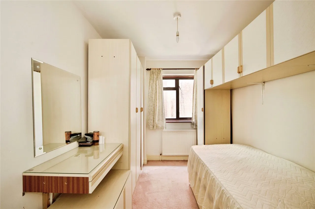 Holden Avenue, London, N12, photo 11