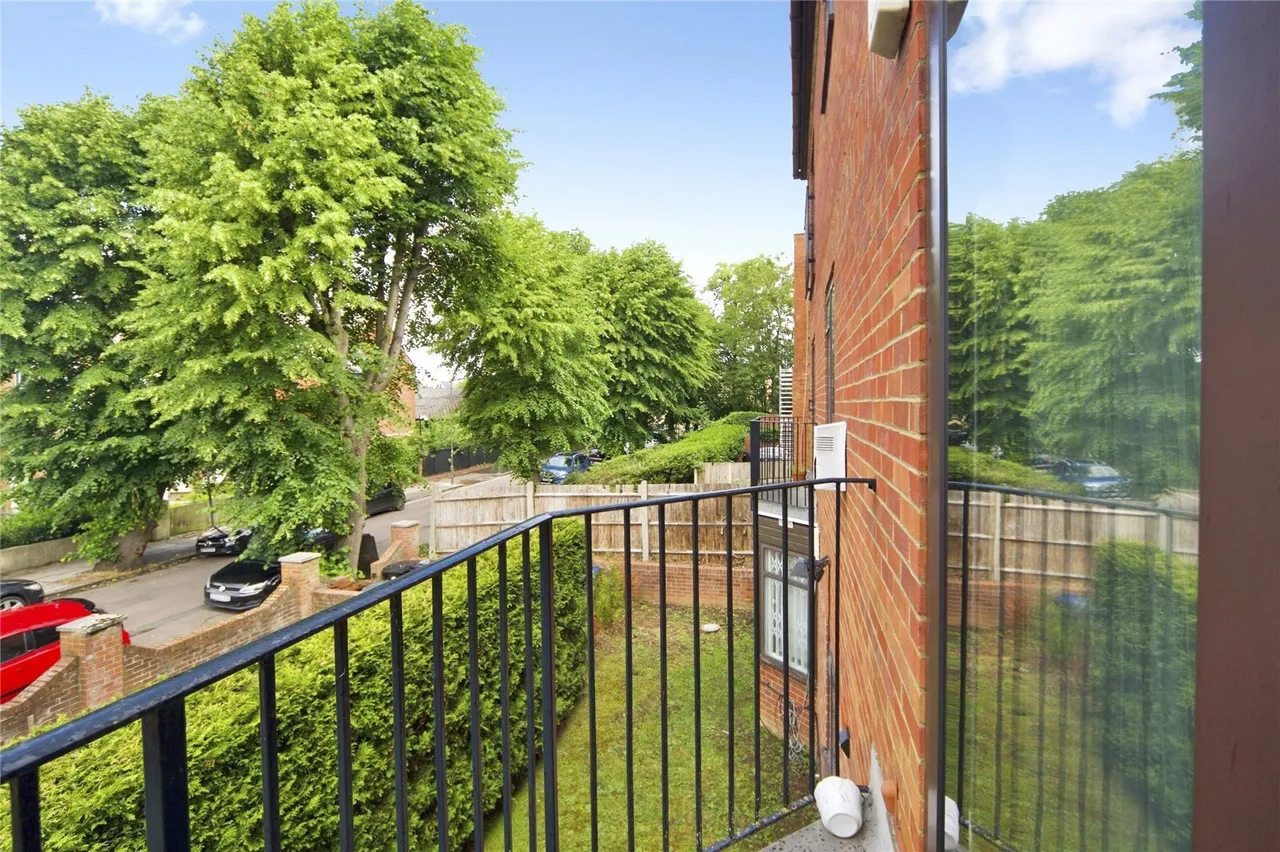 Holden Avenue, London, N12, photo 16