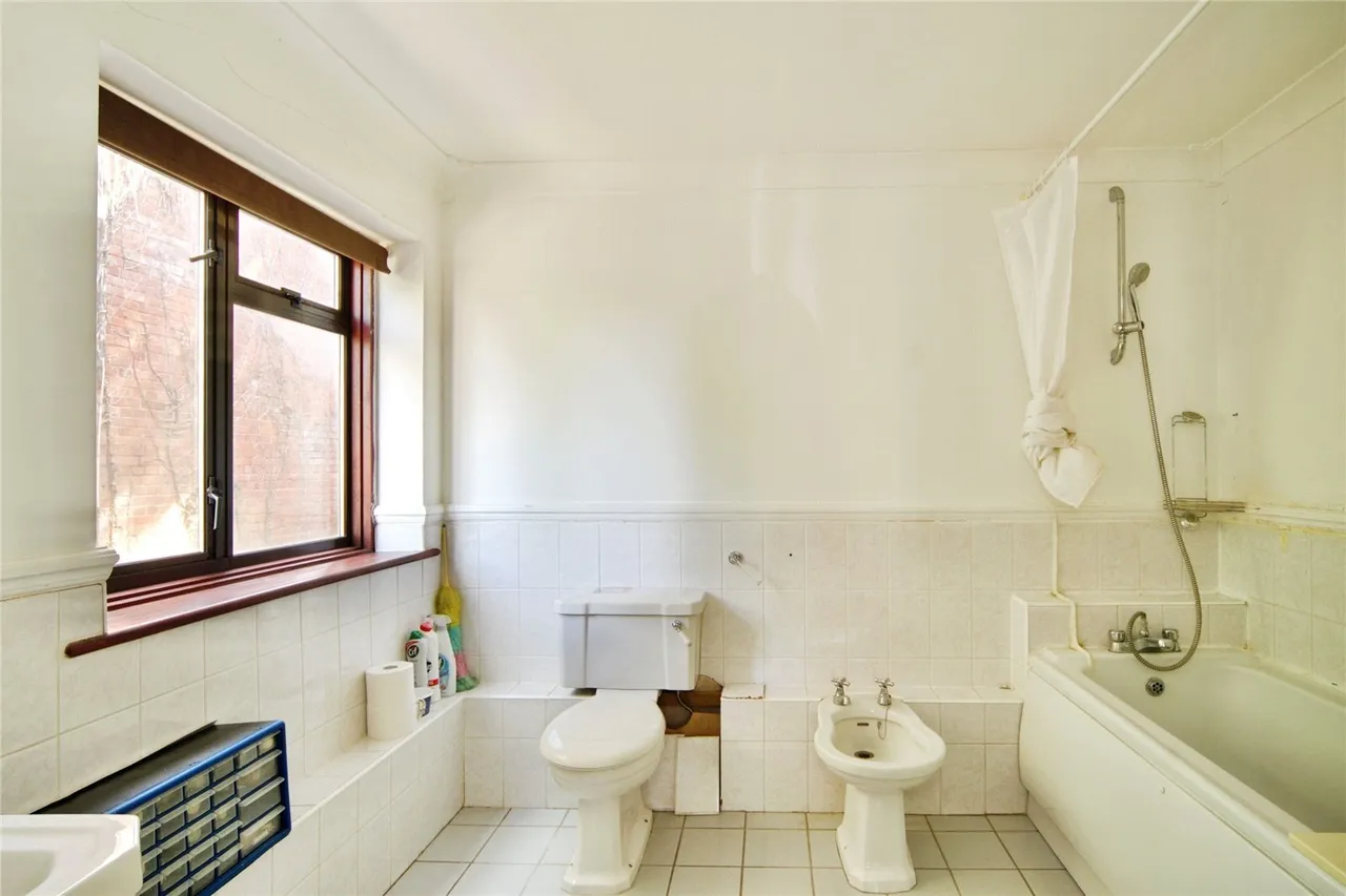 Holden Avenue, London, N12, photo 13
