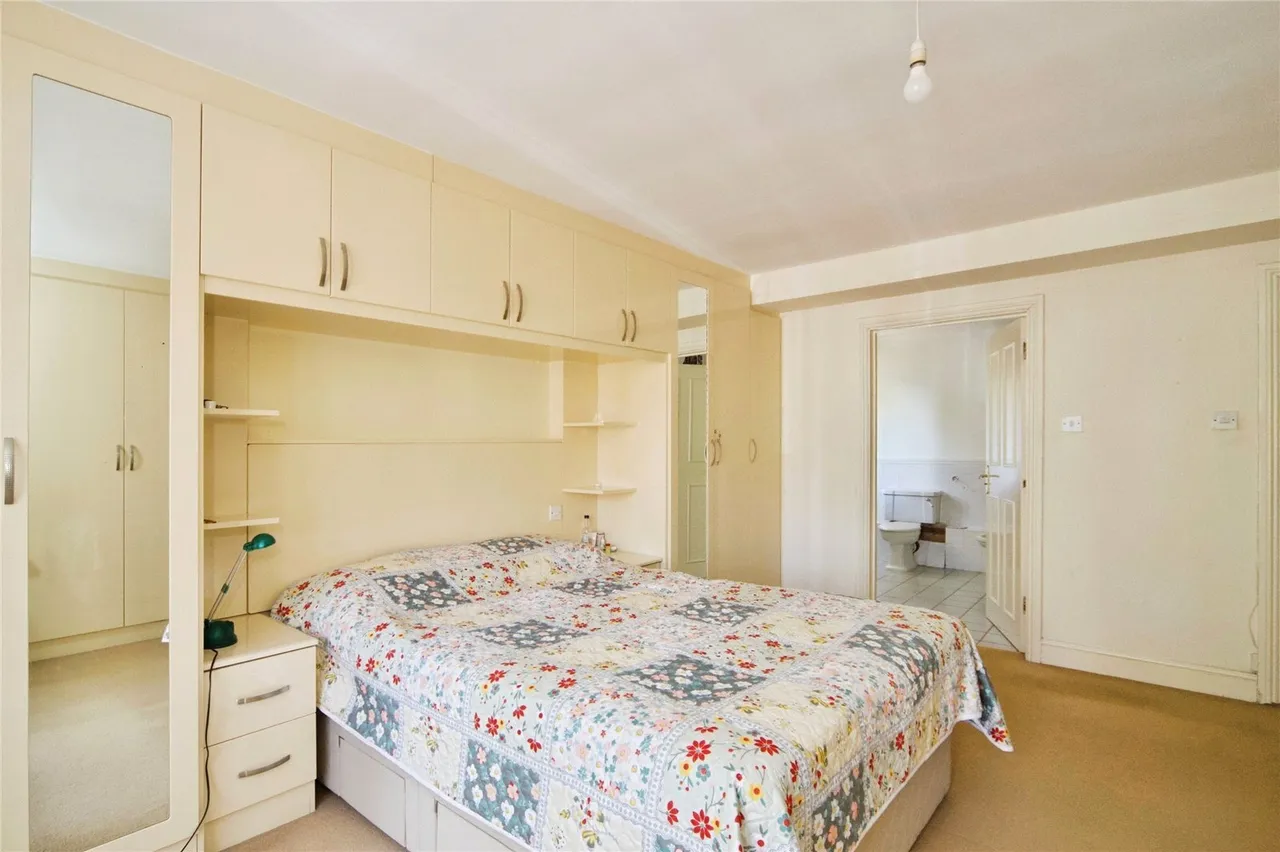 Holden Avenue, London, N12, photo 2