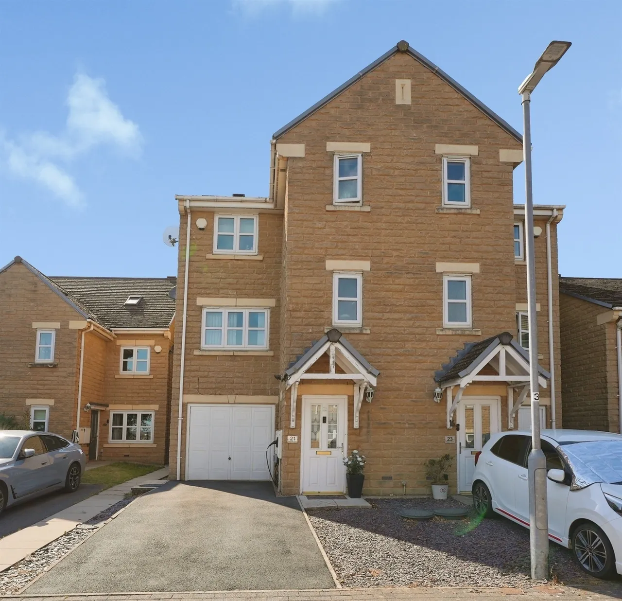 4 bed house for sale — Belgrave Court, Brighouse
