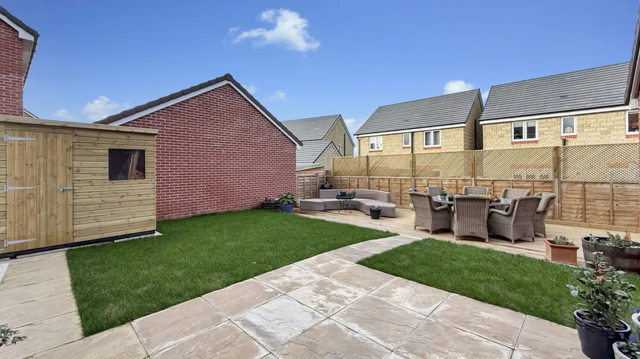 Saturn Close, Warminster, photo 12