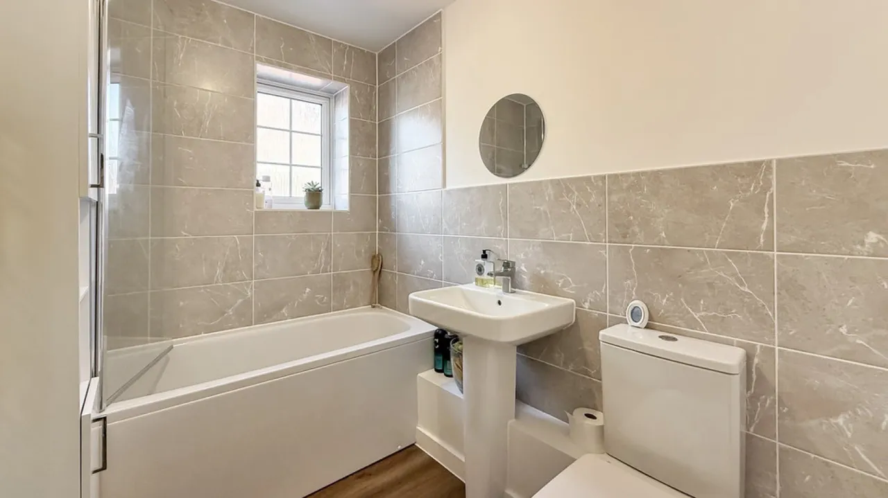 Saturn Close, Warminster, photo 11