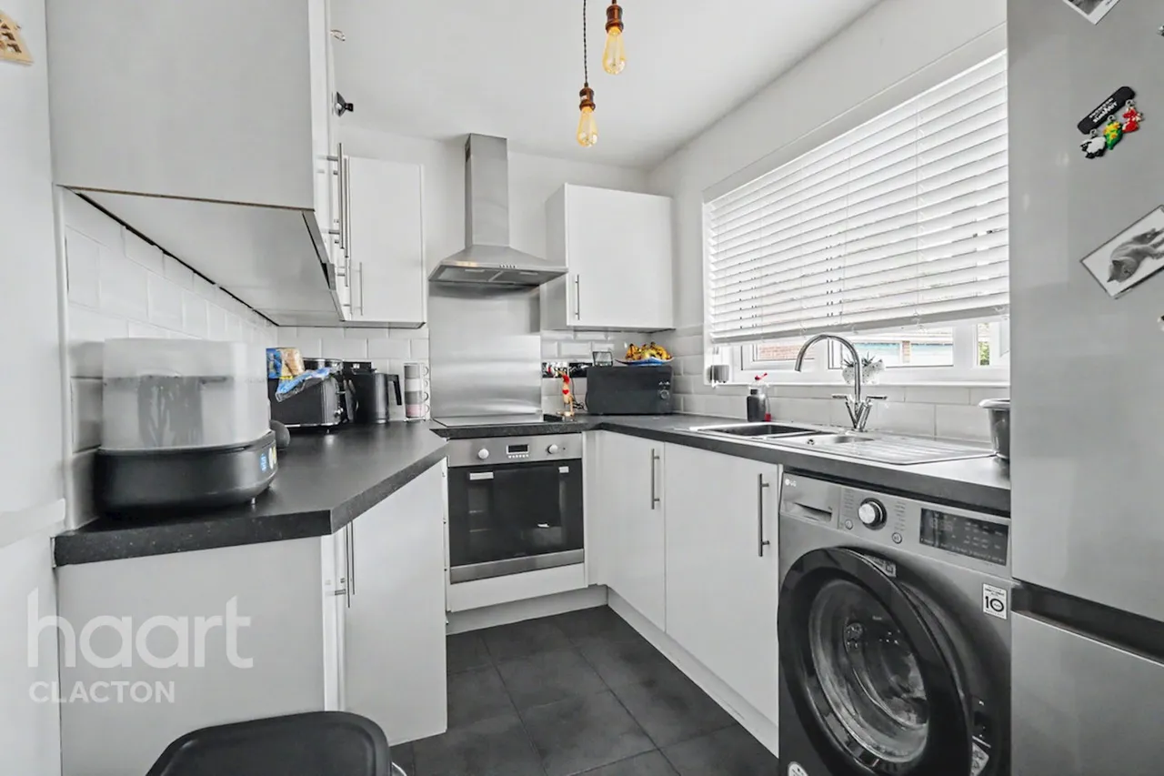 Ruaton Drive, Clacton-On-Sea, CO16, photo 2