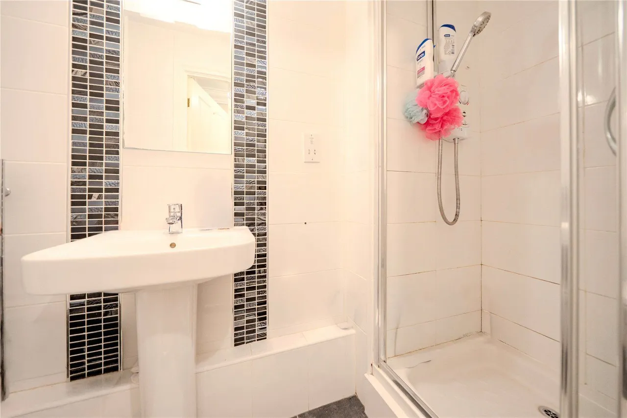 Harrogate Road, Leeds, LS17, photo 10