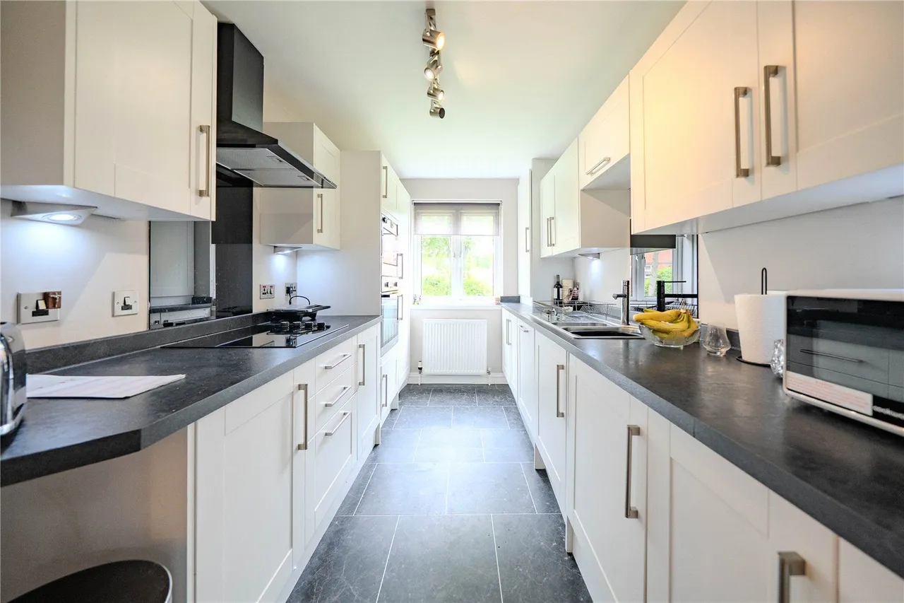 Harrogate Road, Leeds, LS17, photo 2
