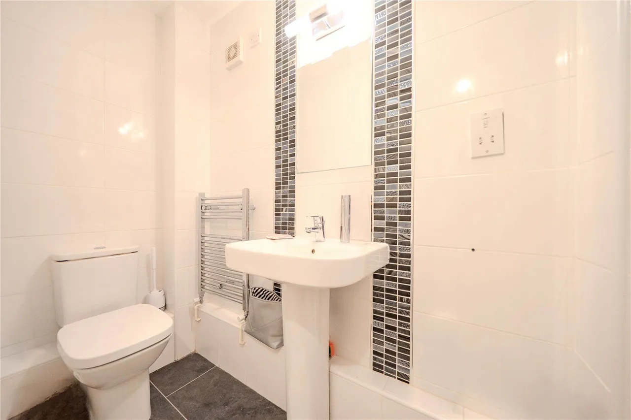 Harrogate Road, Leeds, LS17, photo 13