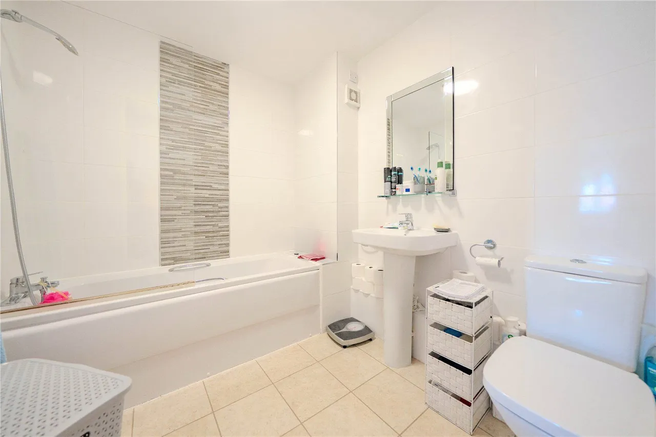 Harrogate Road, Leeds, LS17, photo 7