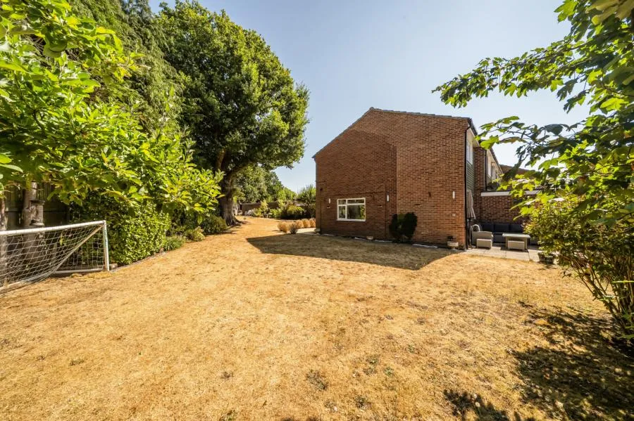 Sagecroft Road, Thatcham, RG18, photo 16