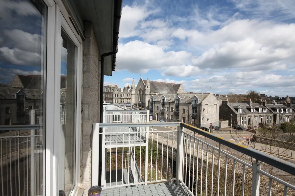 3 bed flat to rent, King Street, Aberdeen, AB24