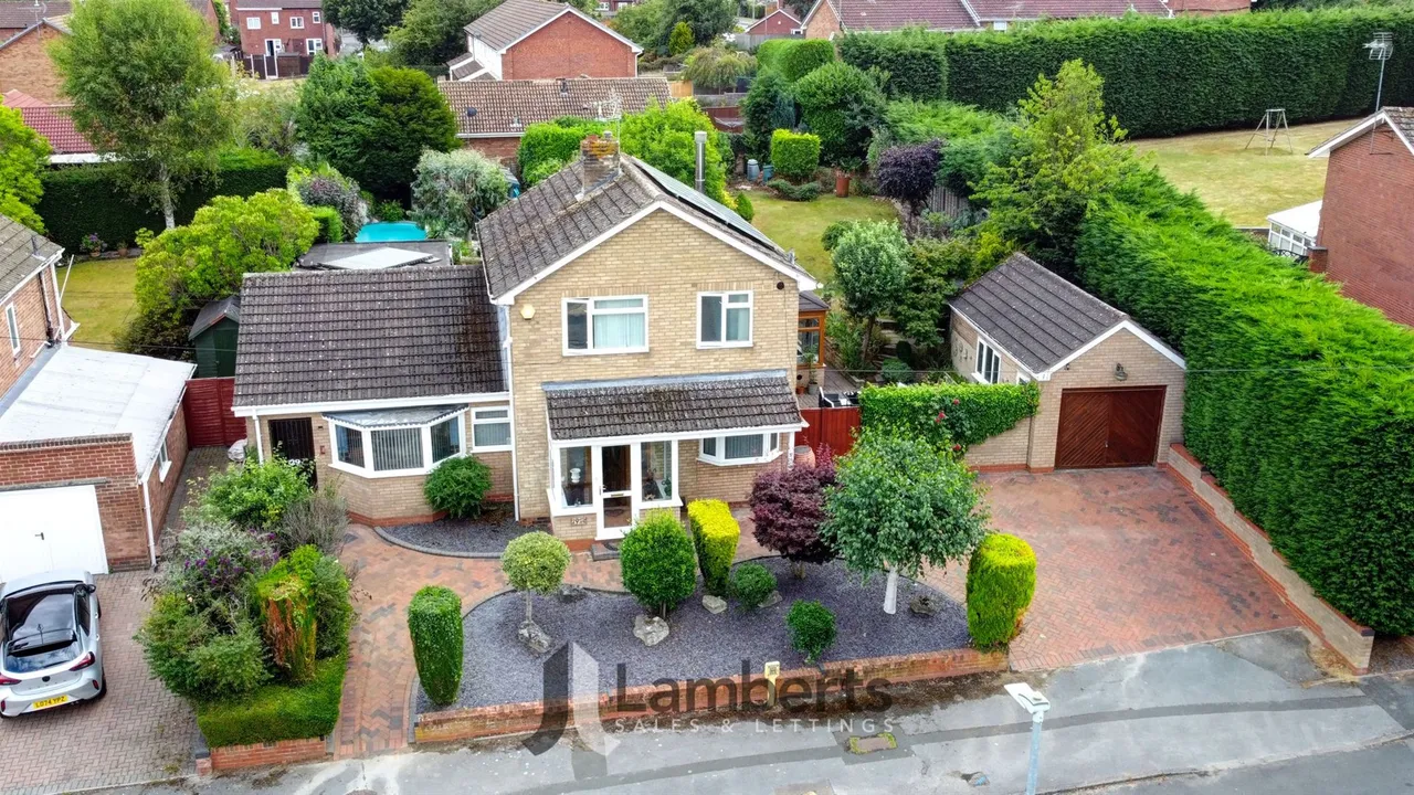 4 bed house for sale — 29 Brotherton Avenue, Redditch