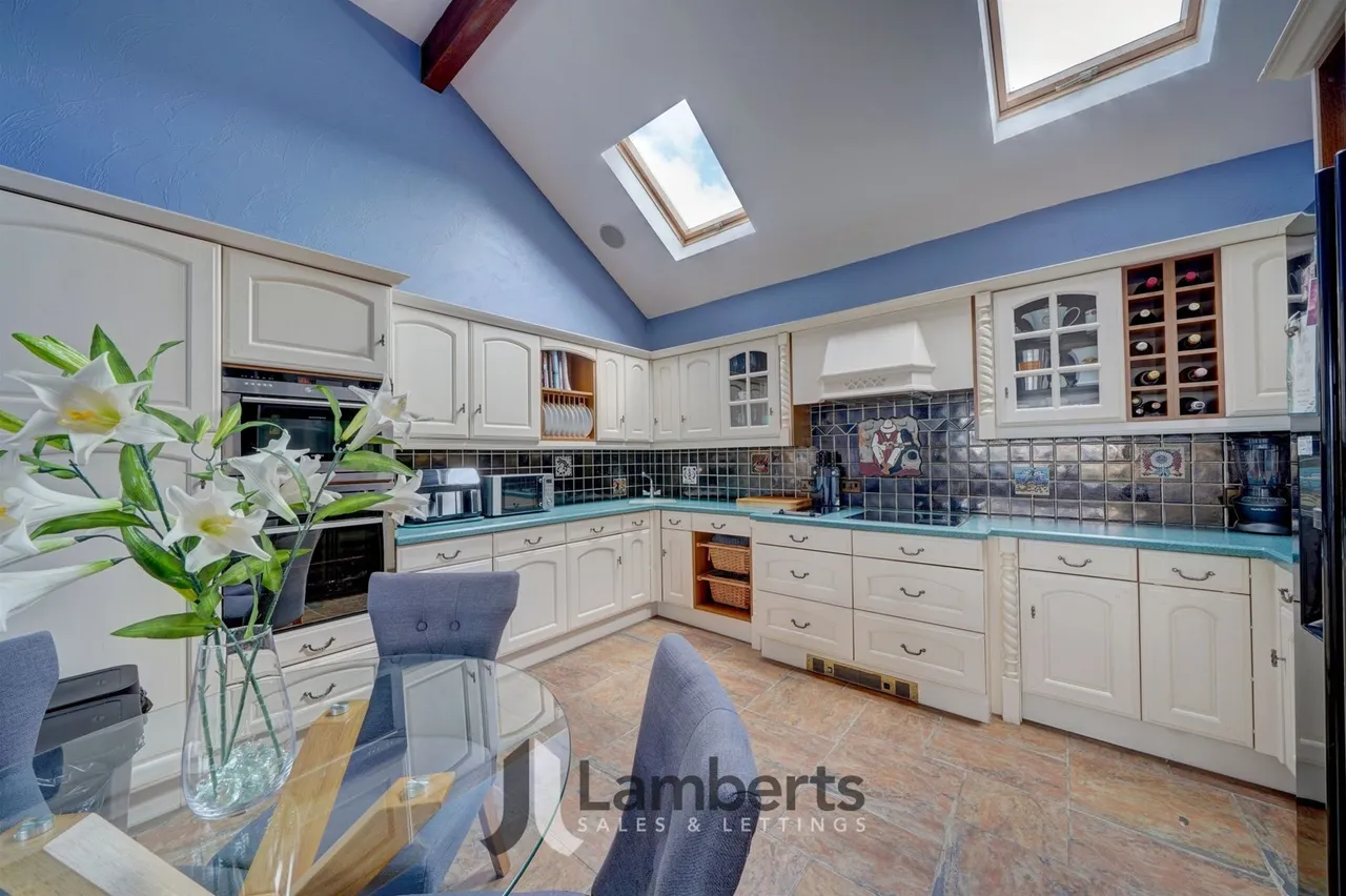 29 Brotherton Avenue, Redditch, photo 2