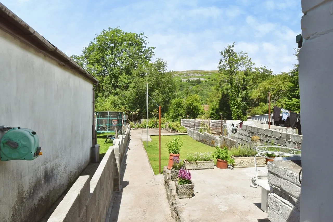 Abercrave Terrace, Caehopkin, SA9, photo 2