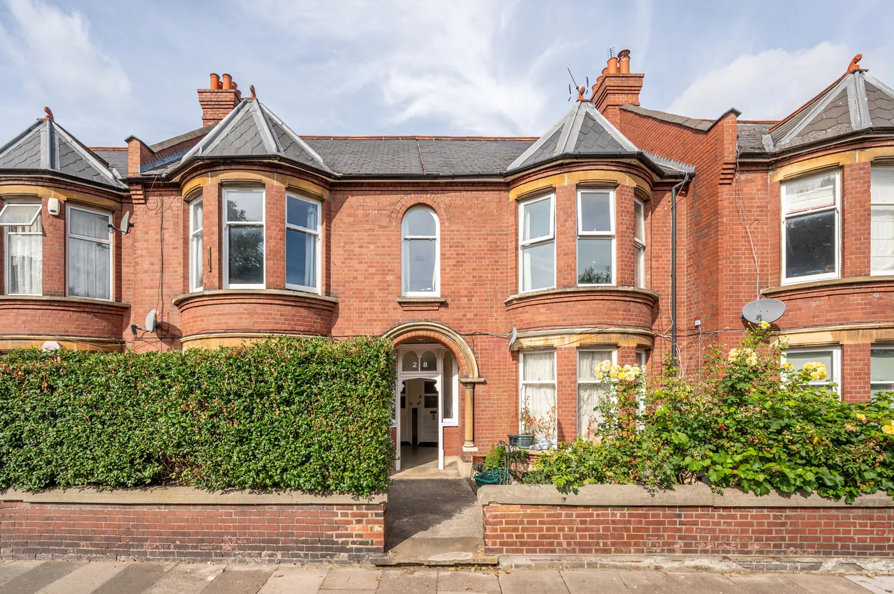 2 bed flat for sale — 28b Radbourne Road, London