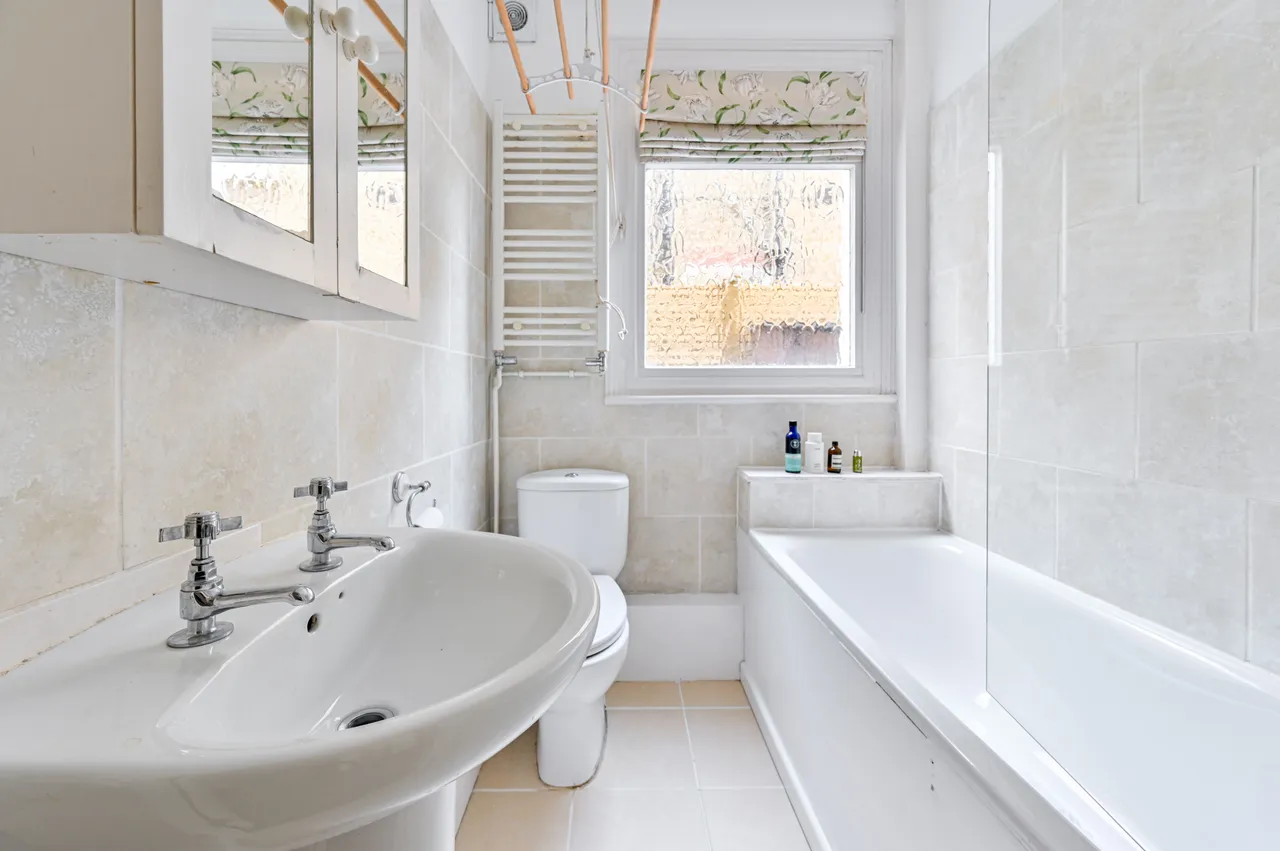28b Radbourne Road, London, photo 11