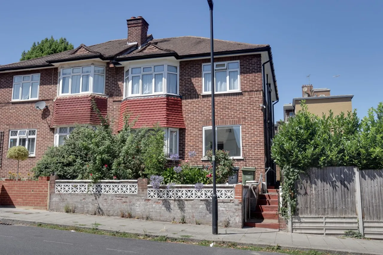 2 bed flat for sale, Abbots Park, London, SW2