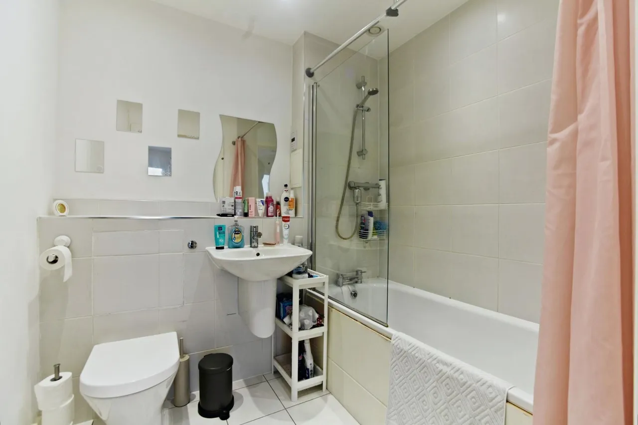 Garratt Lane, London, SW17, photo 13