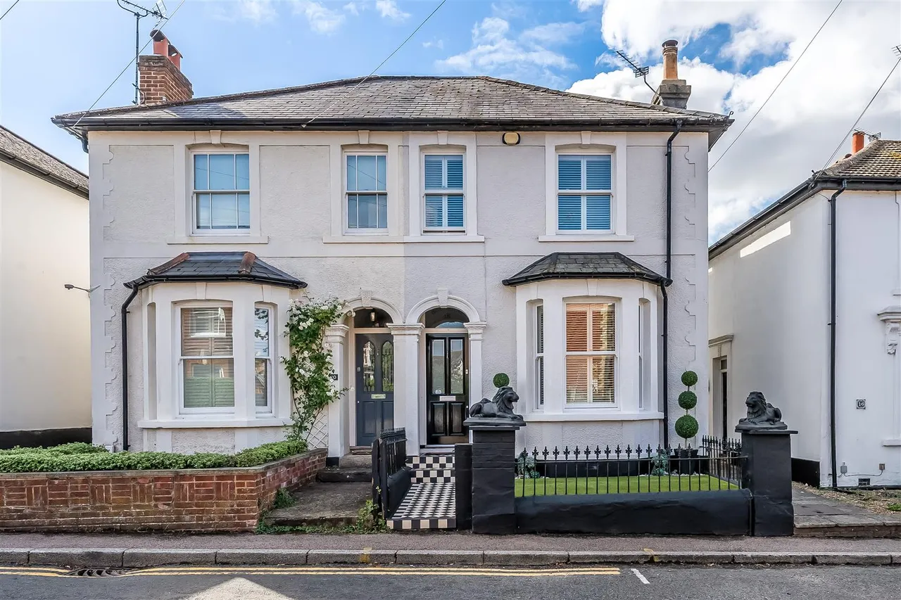 2 bed house for sale, Highlands Road, Leatherhead, KT22