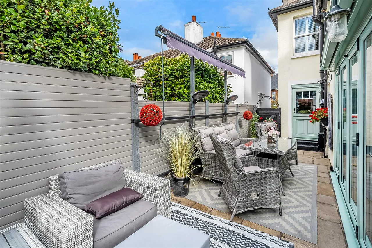 Highlands Road, Leatherhead, KT22, photo 13