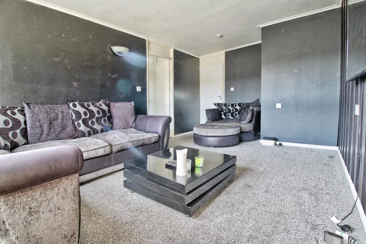 Barberry Close, Romford, RM3, photo 2